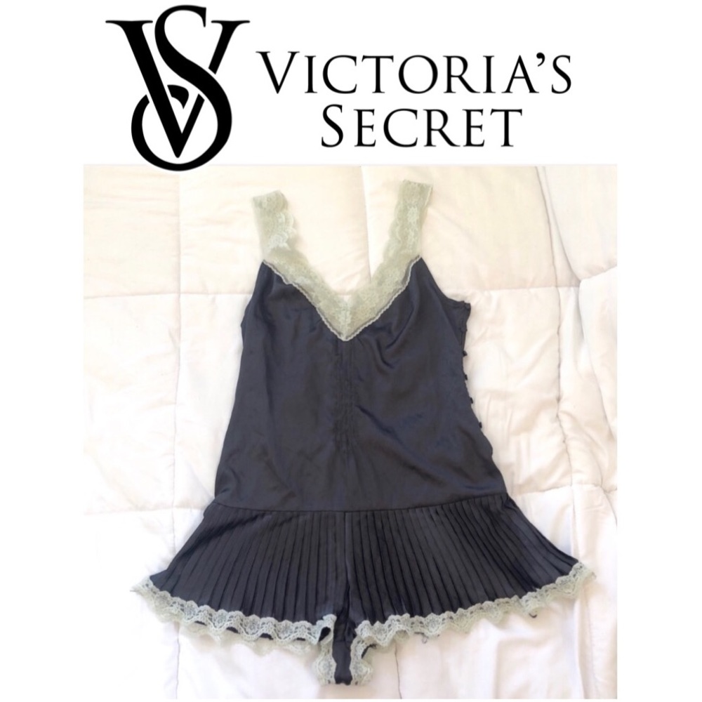 Victoria’s Secret satin pleated romper 🕊